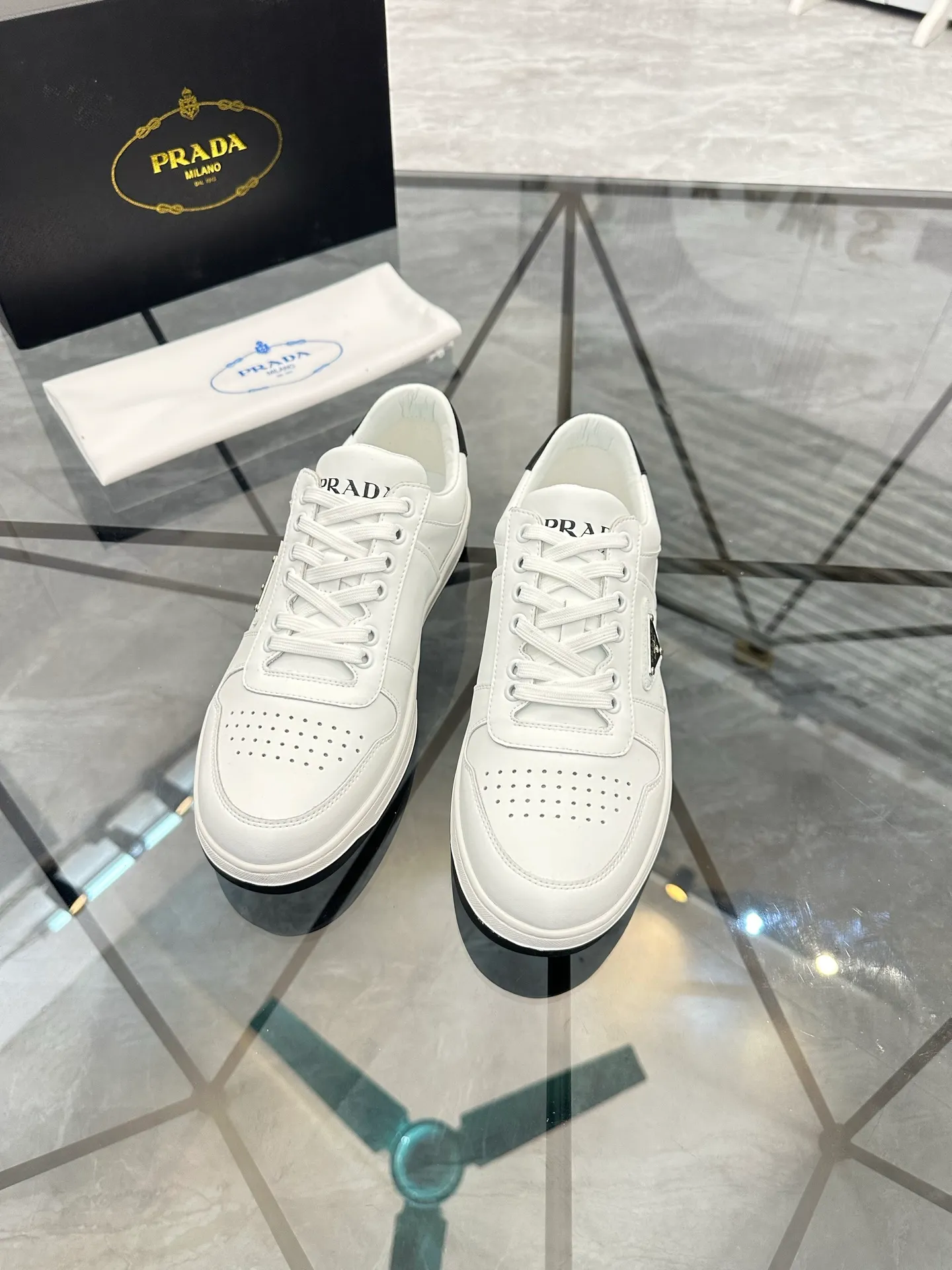 Men's shoes: 💰P400¥ Product trademark: Prada *"Prada*" low-top casual shoes Regular size: 38-44 (can be customized to 45) Product materials: imported cowhide upper, sheepskin lining, original outsole. Number: 020